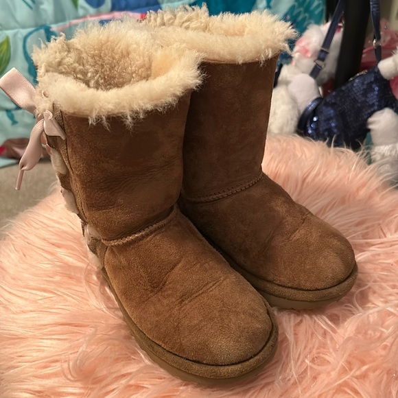 Tan Uggs with a Pink Bow Girls Size 1 - Picture 1 of 6